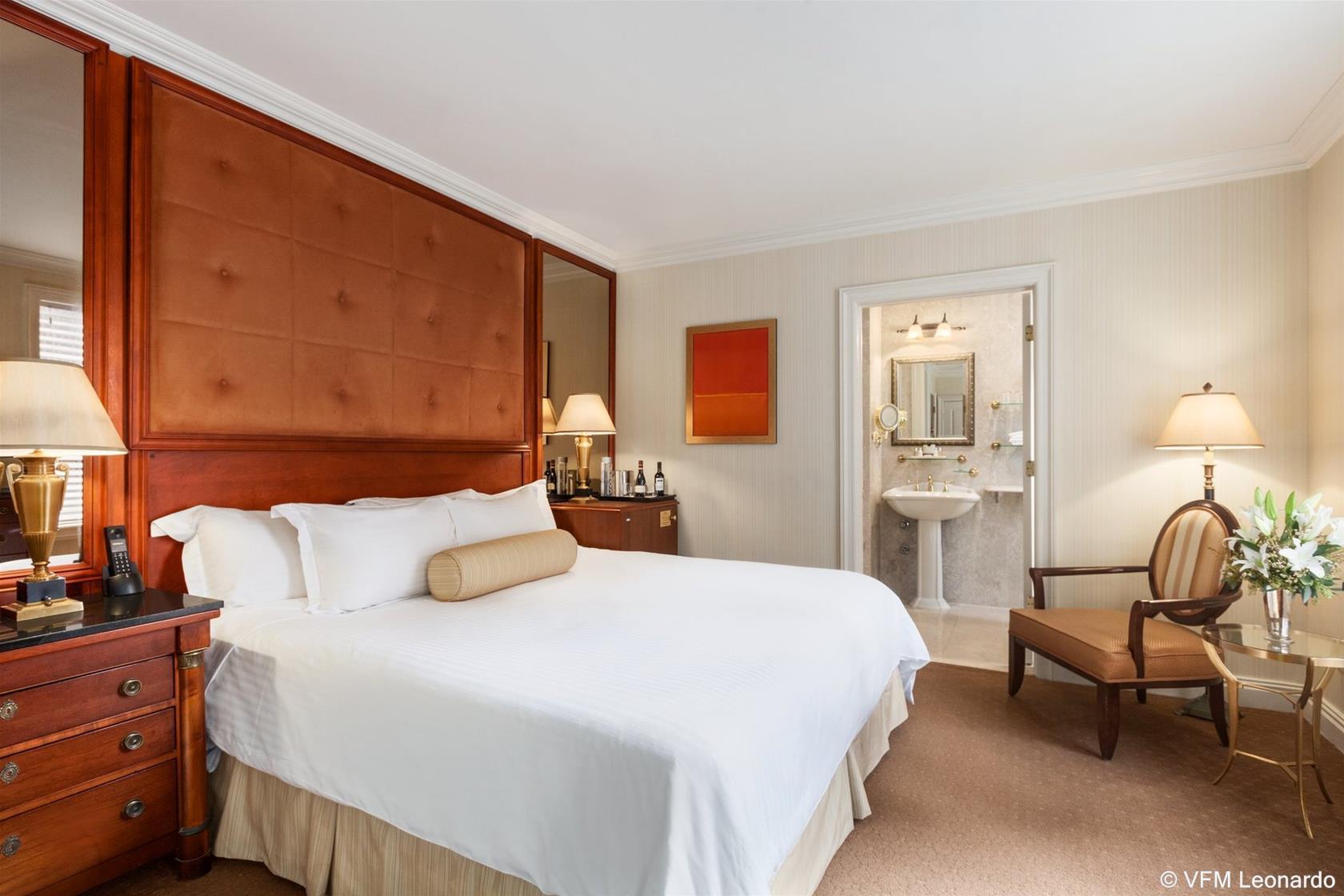 Iroquois New York Times Square Hotel Exterior photo A guest room at the Four Seasons Hotel