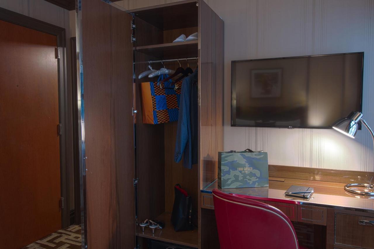 Iroquois New York Times Square Hotel Exterior photo A wardrobe