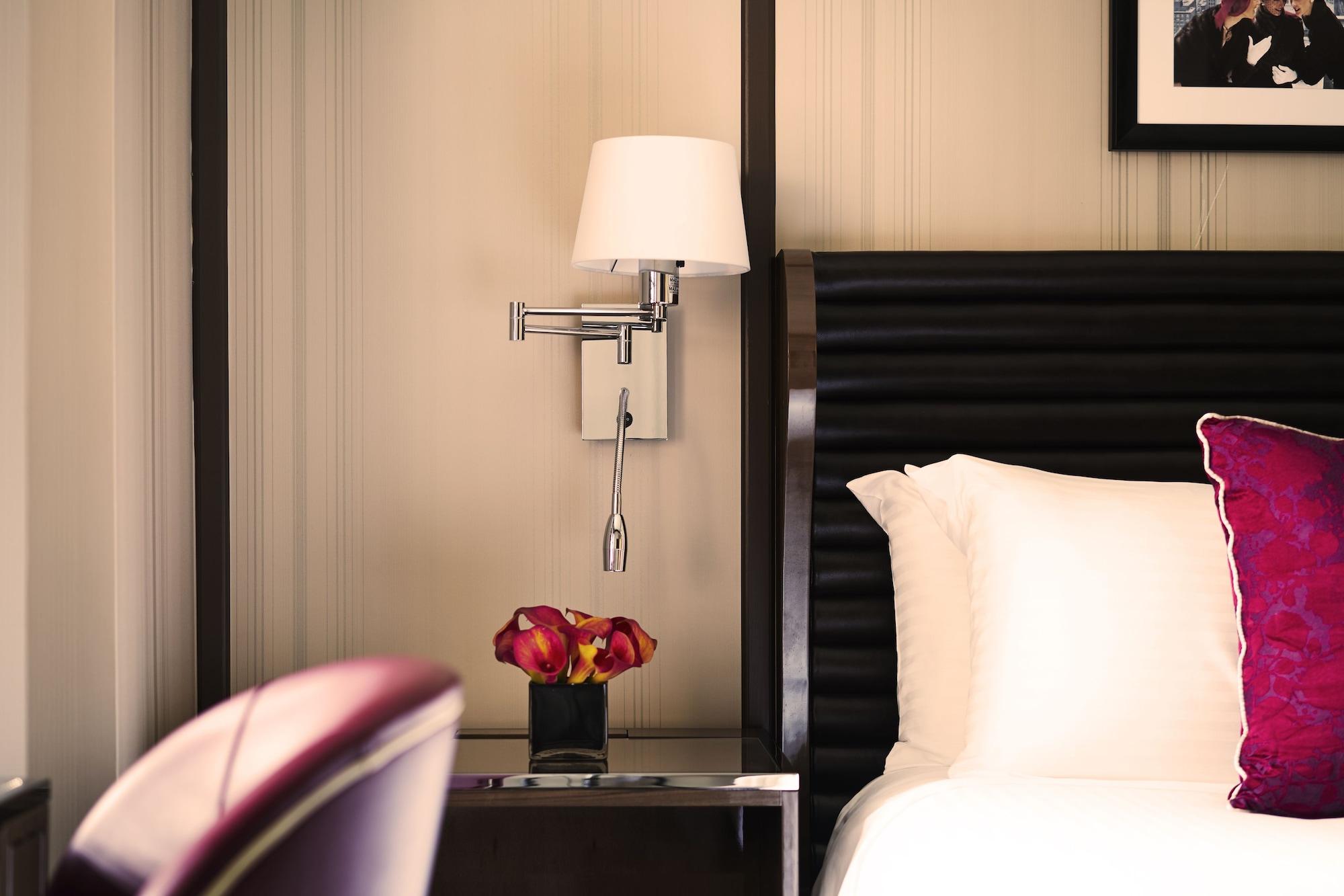Iroquois New York Times Square Hotel Exterior photo A wall-mounted lamp