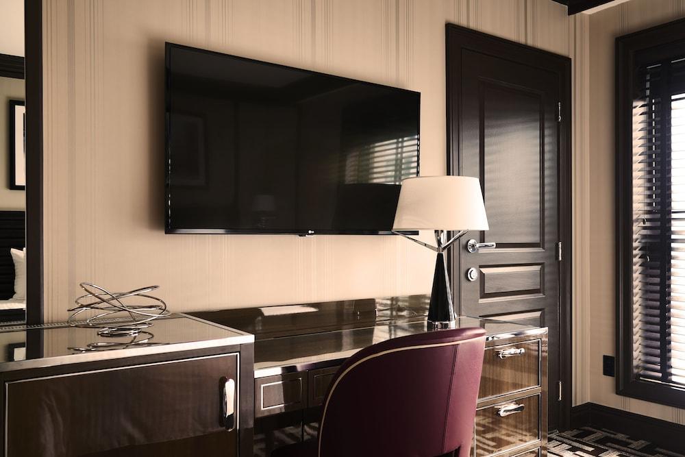Iroquois New York Times Square Hotel Exterior photo A television mounted on a wall