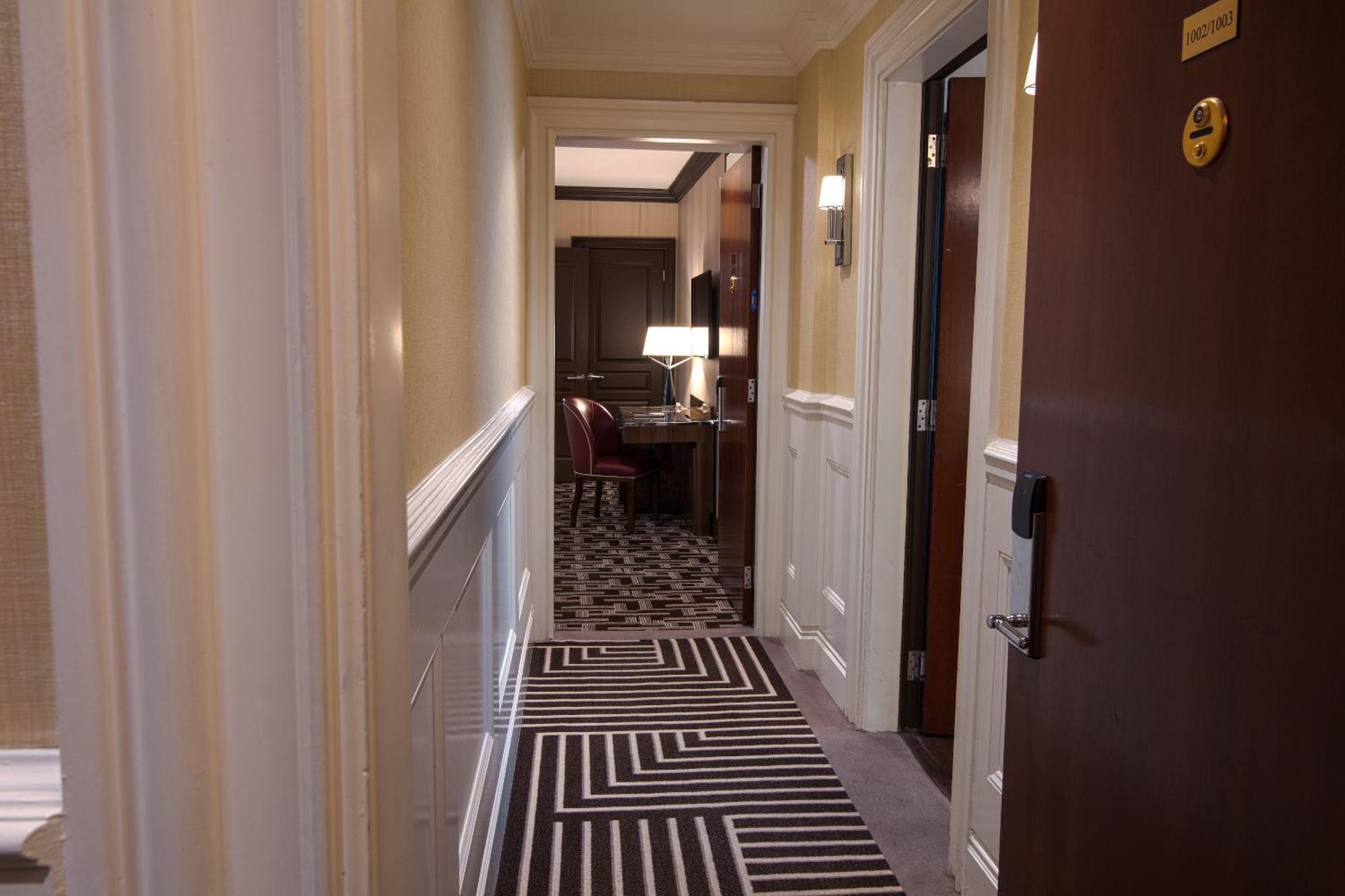 Iroquois New York Times Square Hotel Exterior photo A suite at the hotel
