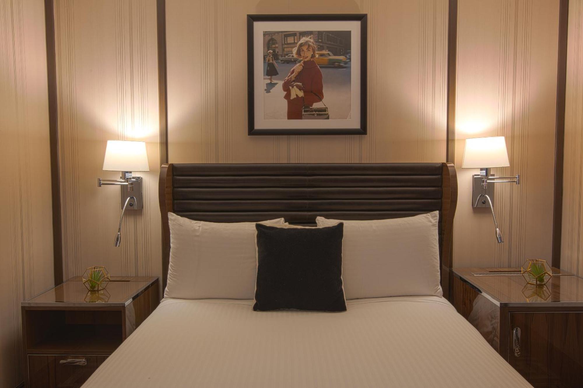 Iroquois New York Times Square Hotel Exterior photo