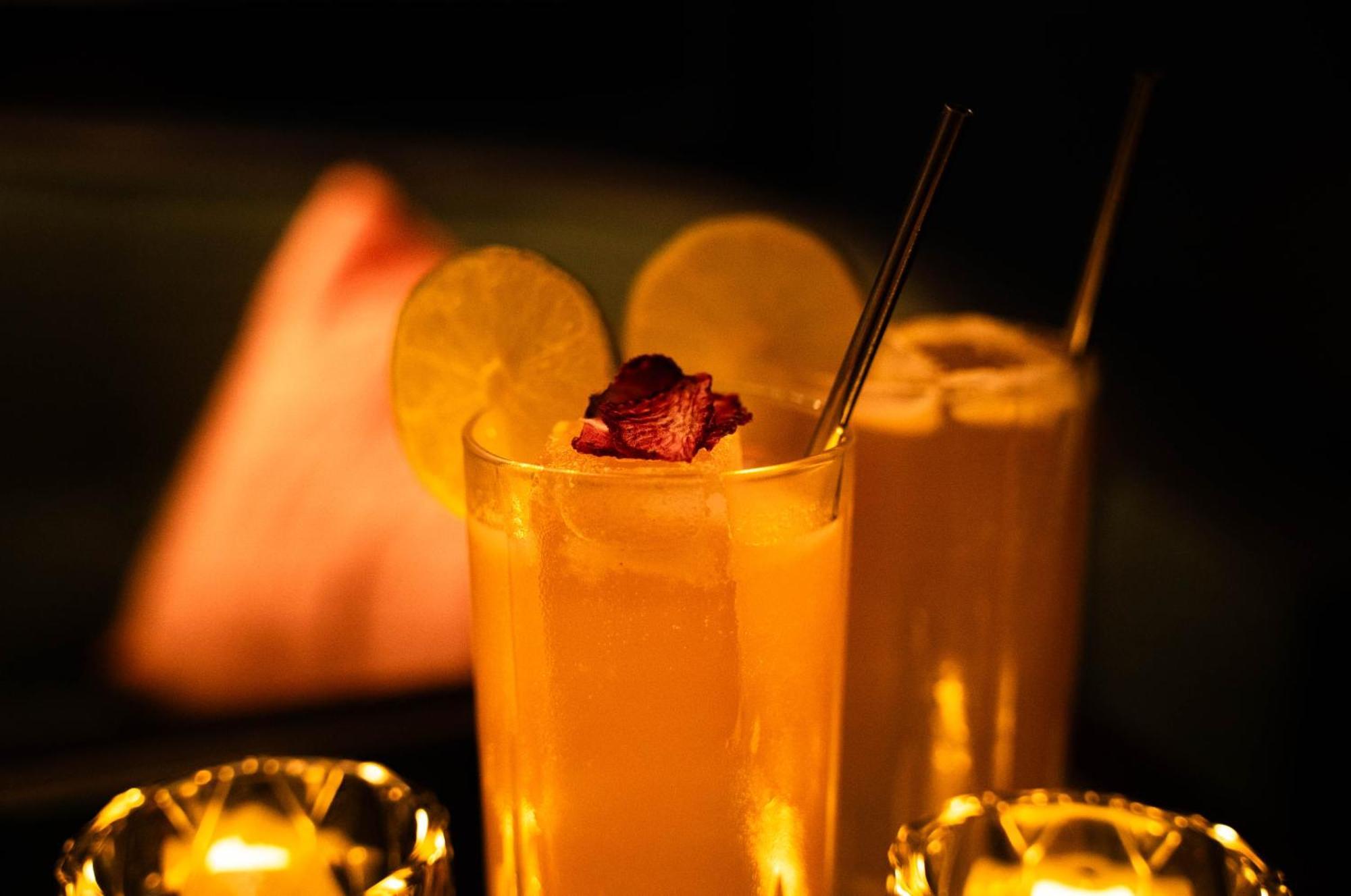 Iroquois New York Times Square Hotel Exterior photo A whiskey sour