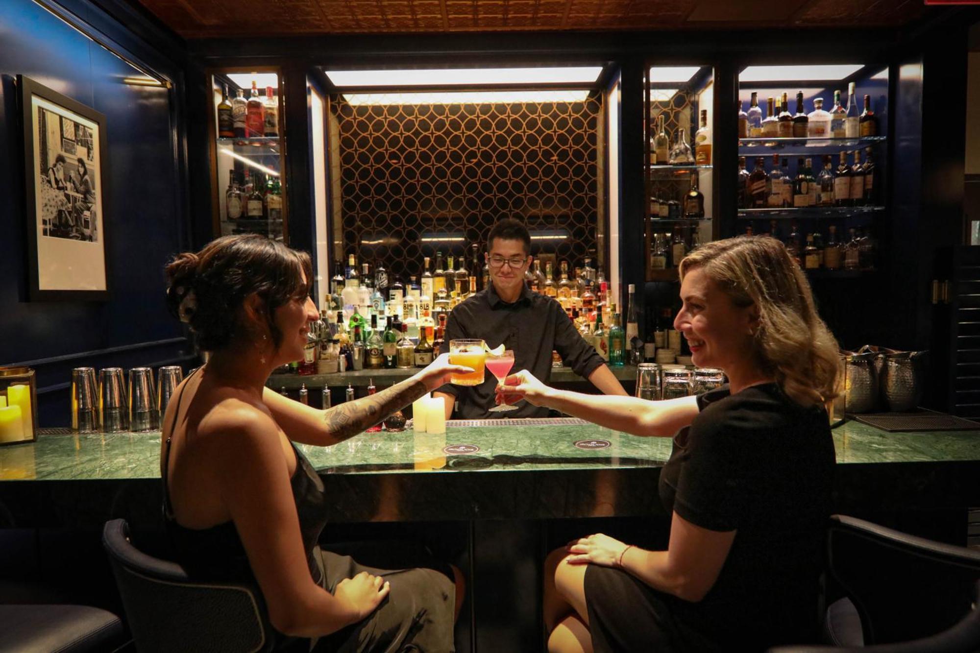 Iroquois New York Times Square Hotel Exterior photo The bar at the London Edition