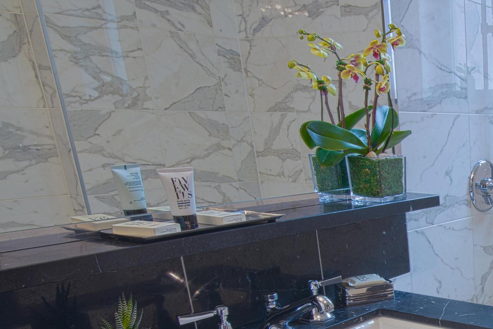 Iroquois New York Times Square Hotel Exterior photo Bathroom
