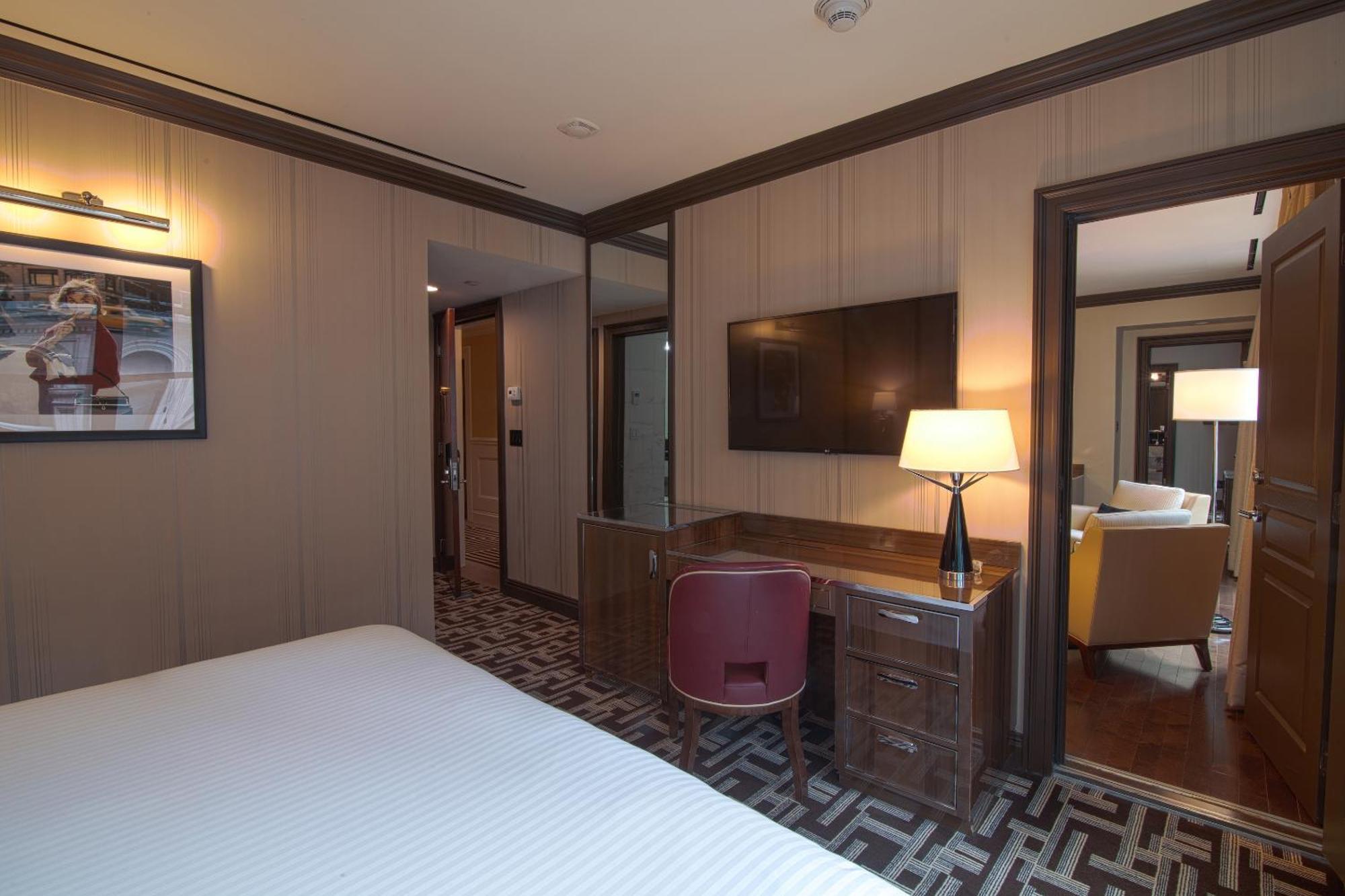 Iroquois New York Times Square Hotel Exterior photo A suite at the hotel