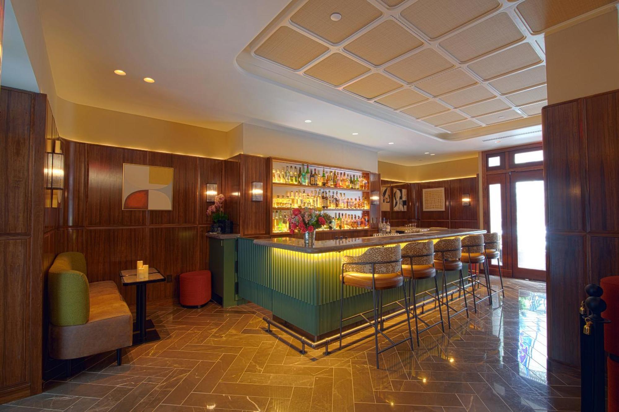 Iroquois New York Times Square Hotel Exterior photo The bar at the Hotel de Ville
