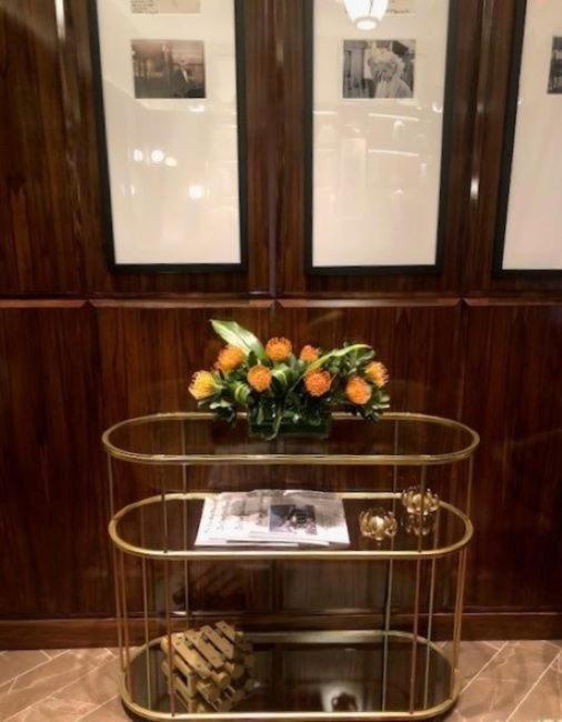 Iroquois New York Times Square Hotel Exterior photo A tea cart