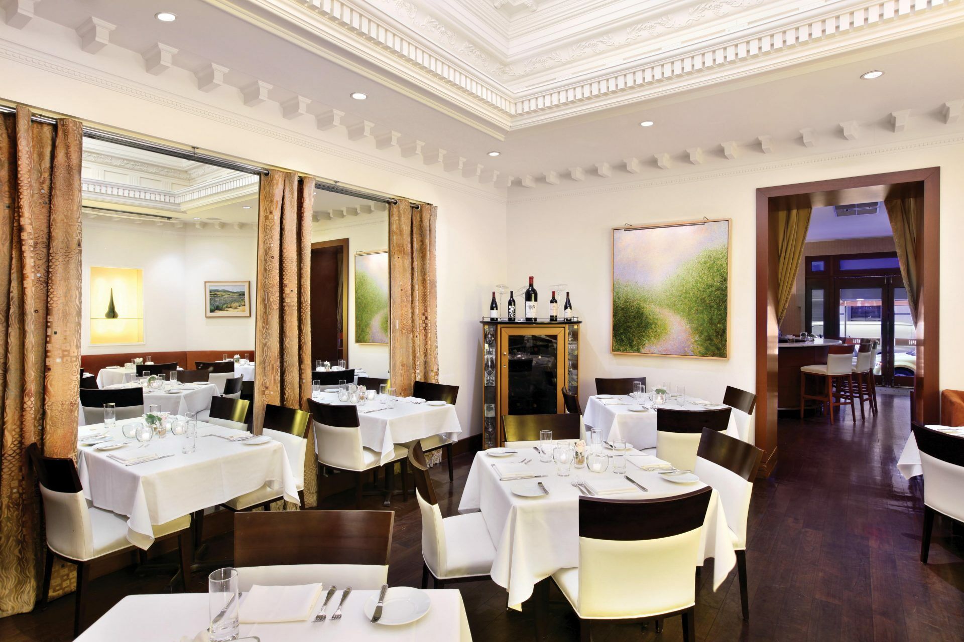 Iroquois New York Times Square Hotel Restaurant photo Interior of the restaurant